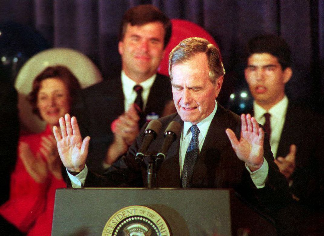 "Un propósito brillante, la iluminación de mil puntos de luz".<br />1991. El presidente George H.W. Bush reflexiona sobre encontrar un propósito mayor.