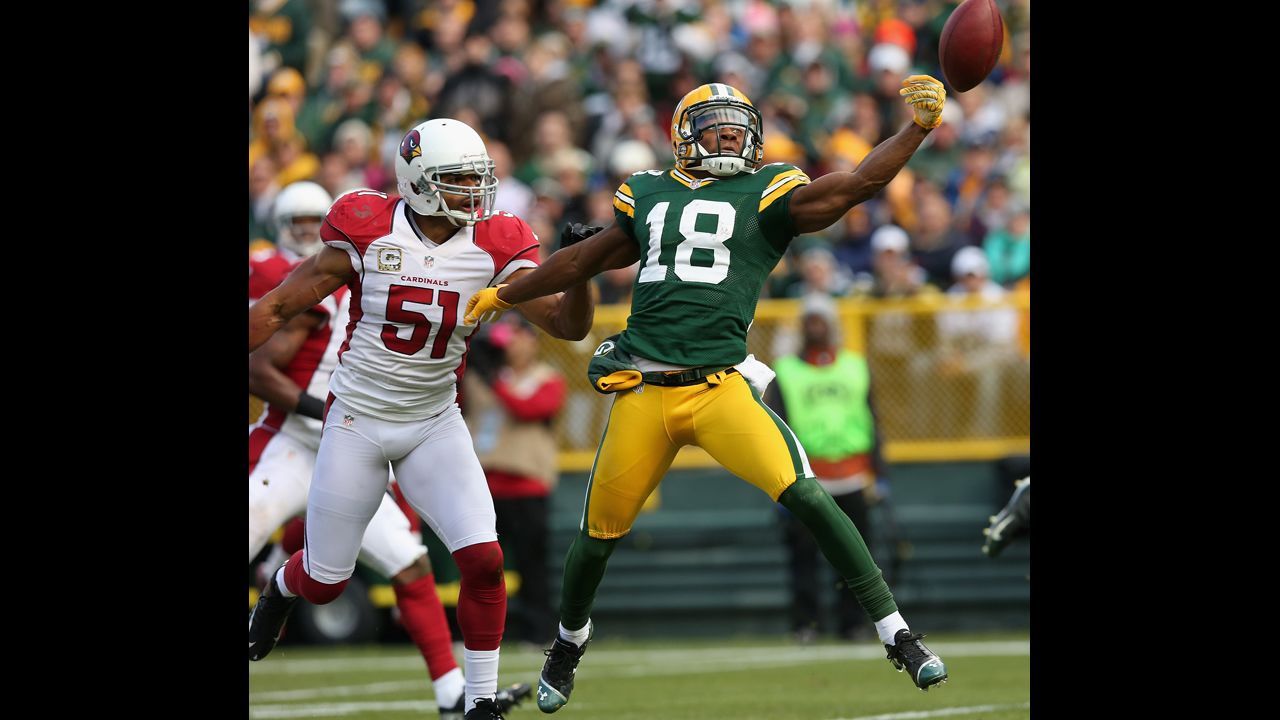 Randall Cobb of the Packers can't reach a pass as Paris Lenon of the Cardinals defends on Sunday.
