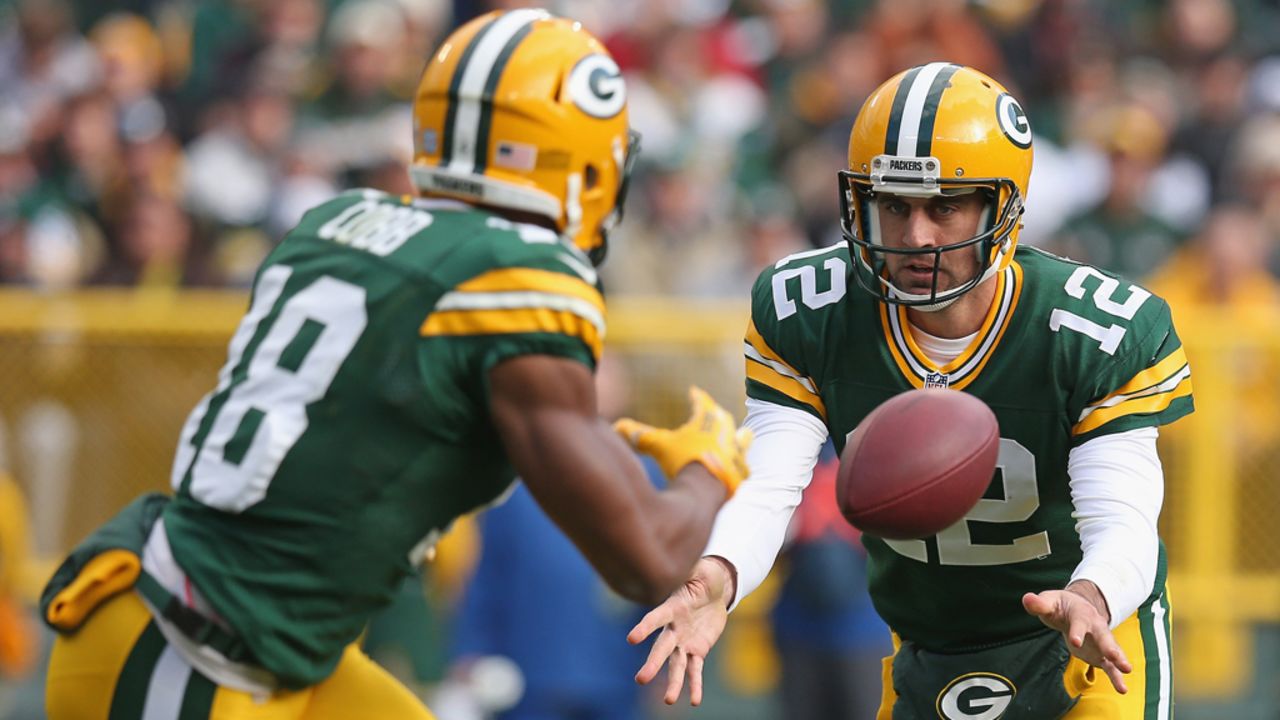 Aaron Rodgers of the Packers pitches the ball to Randall Cobb against the Cardinals on Sunday.