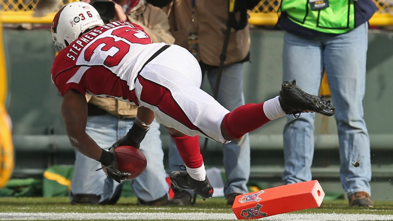 LaRod Stephens-Howling of the Cardinals scores a touchdown against the Packers on Sunday.