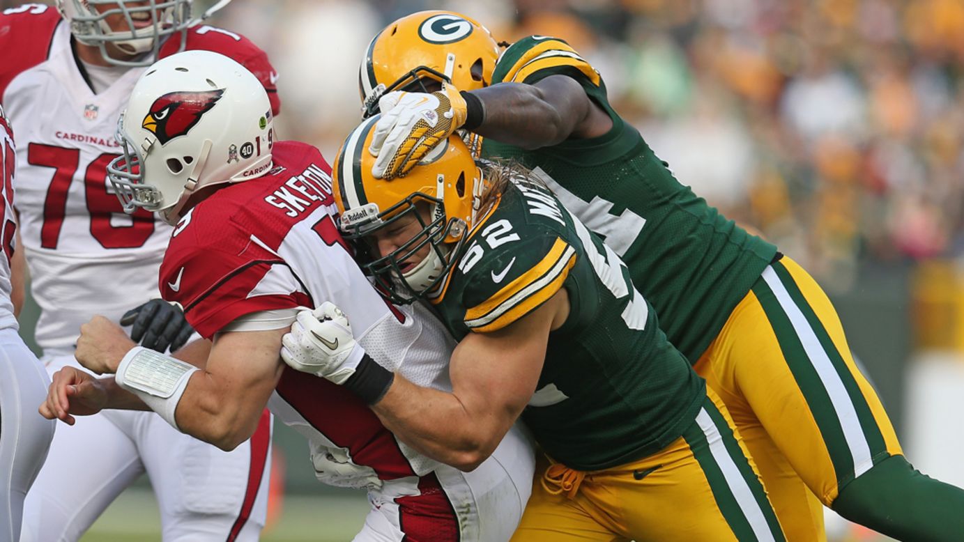 Clay Matthews and Dezman Moses of the Packers hit John Skelton of the Cardinals on Sunday.