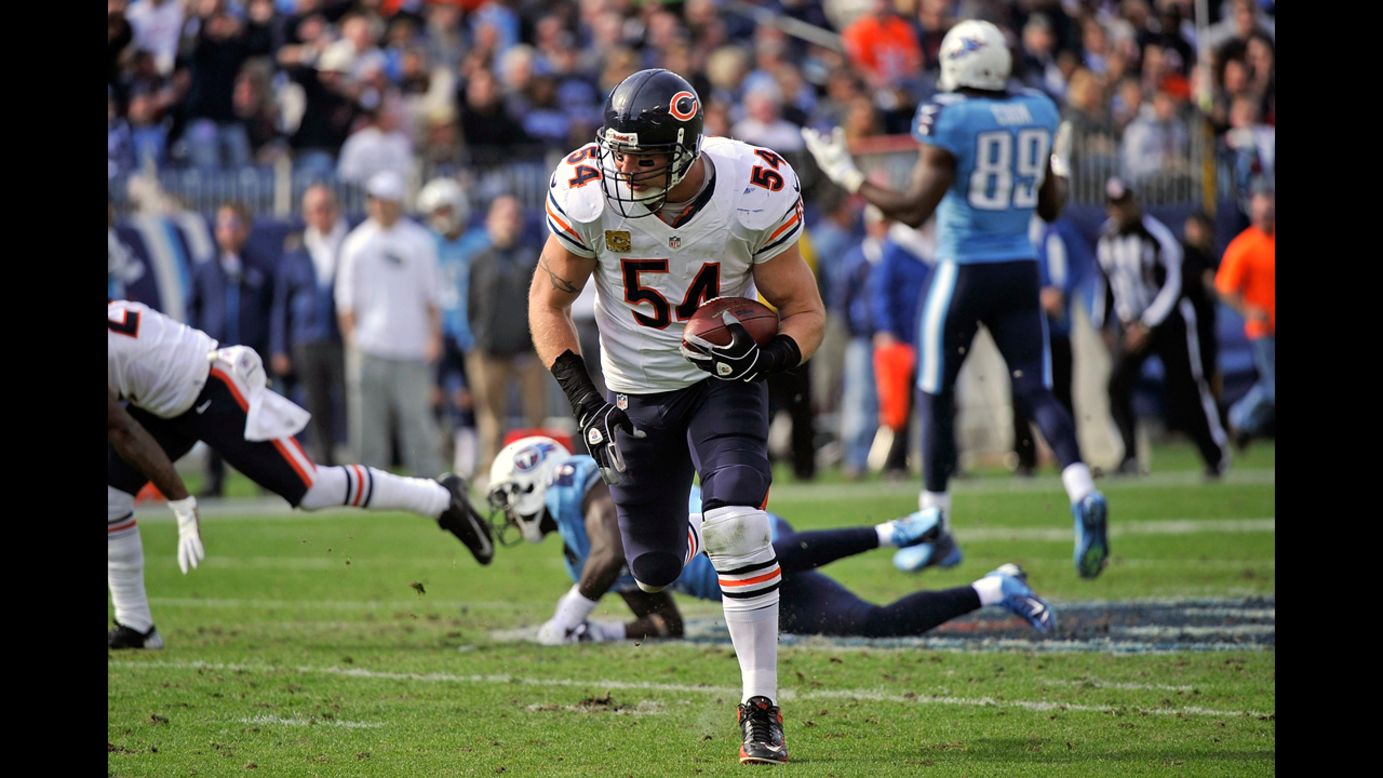 Brian Urlacher of the Bears runs back an interception for a touchdown against the Titans on Sunday.