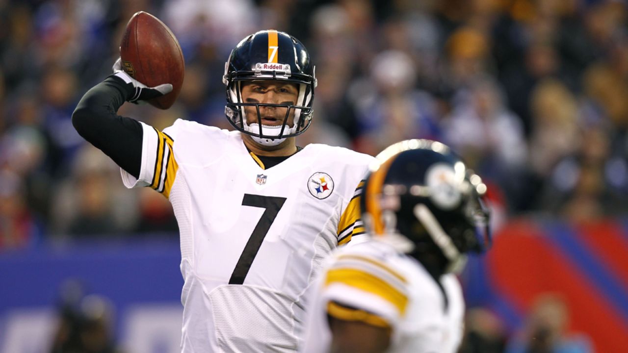 Steelers quarterback Ben Roethlisberger lines up a pass to Chris Rainey of the Steelers.
