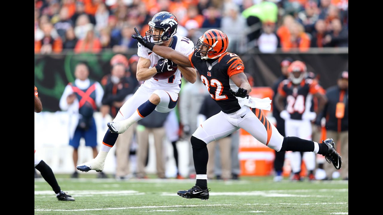 Brandon Stockely of the Broncos catches the ball while defended by Nate Clements of the Bengals on Sunday.