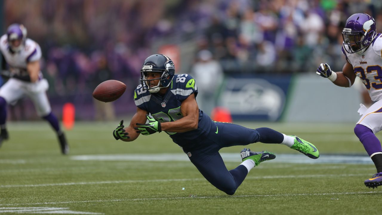 Wide receiver Doug Baldwin of the Seahawks drops a pass against the Vikings on Sunday.
