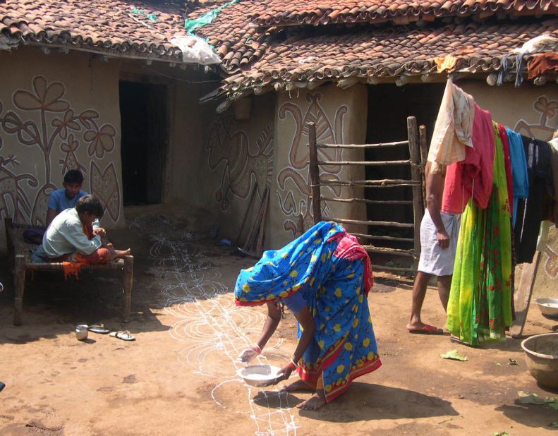 In the tribal villages of Jharkhand in the east of India, the Festival of Lights is associated with the harvest of rice in November and the celebration of cattle. Women also paint beautiful murals on the walls of their mud homes at this time and the cows are decorated.