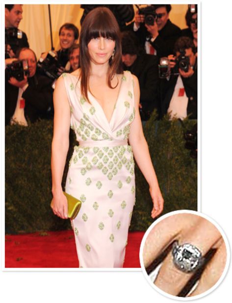 Justin Timberlake proposed to wife Jessica Biel in December 2011 while vacationing in Montana with an 18-carat white gold and black rhodium plated ring. The setting featured two aquamarines on either side, Biel's birthstone.