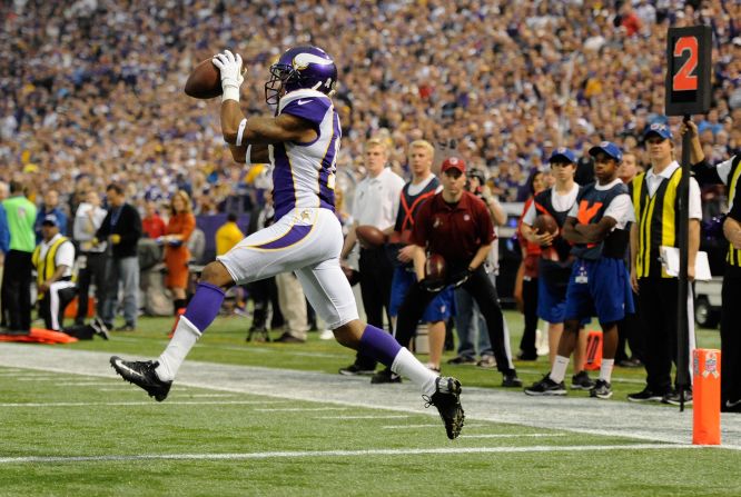Minnesota's Jarius Wright catches the ball for a touchdown during the first quarter on Sunday.