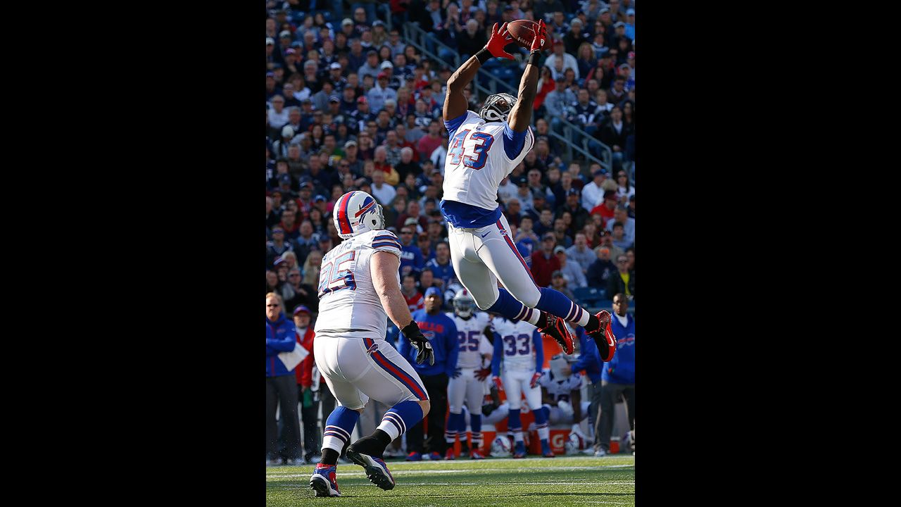 Bryan Scott of the Buffalo Bills misses interception as Kyle Williams watches in the first half on Sunday.