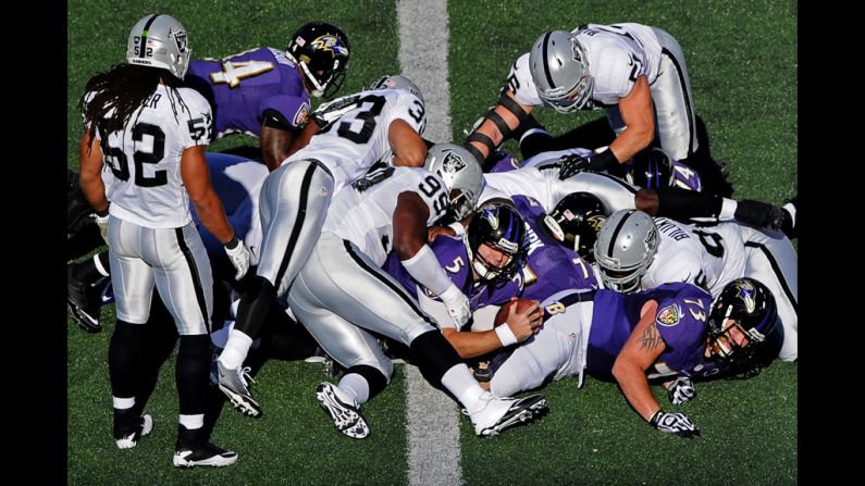 Quarterback Joe Flacco of the Ravens scores a touchdown against the Raiders in the first quarter on Sunday.
