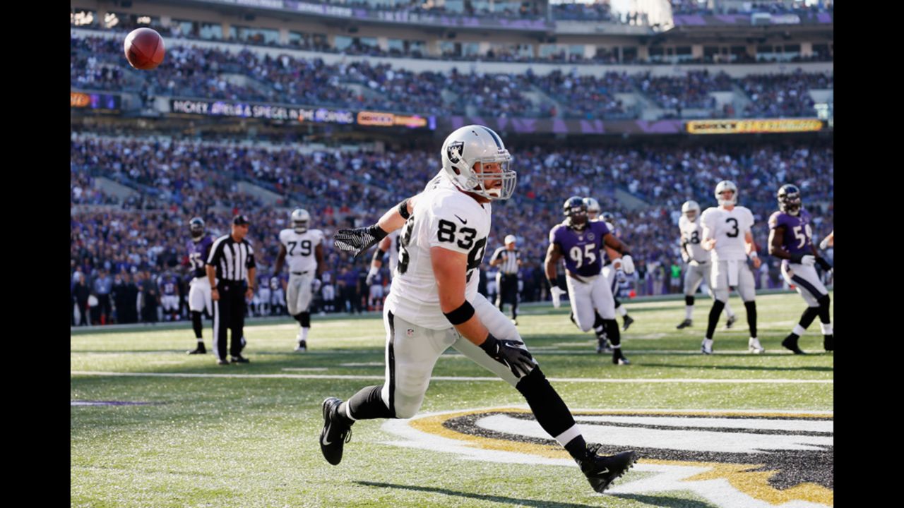 Tight end Brandon Myers of the Raiders misses a pass in the end zone during the first half against the Ravens on Sunday.