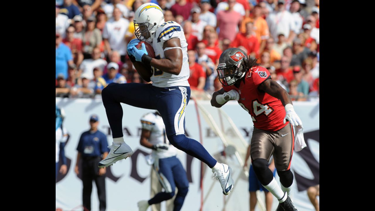 Tight end Antonio Gates of the Chargers grabs a midfield pass against the Buccaneers on Sunday.