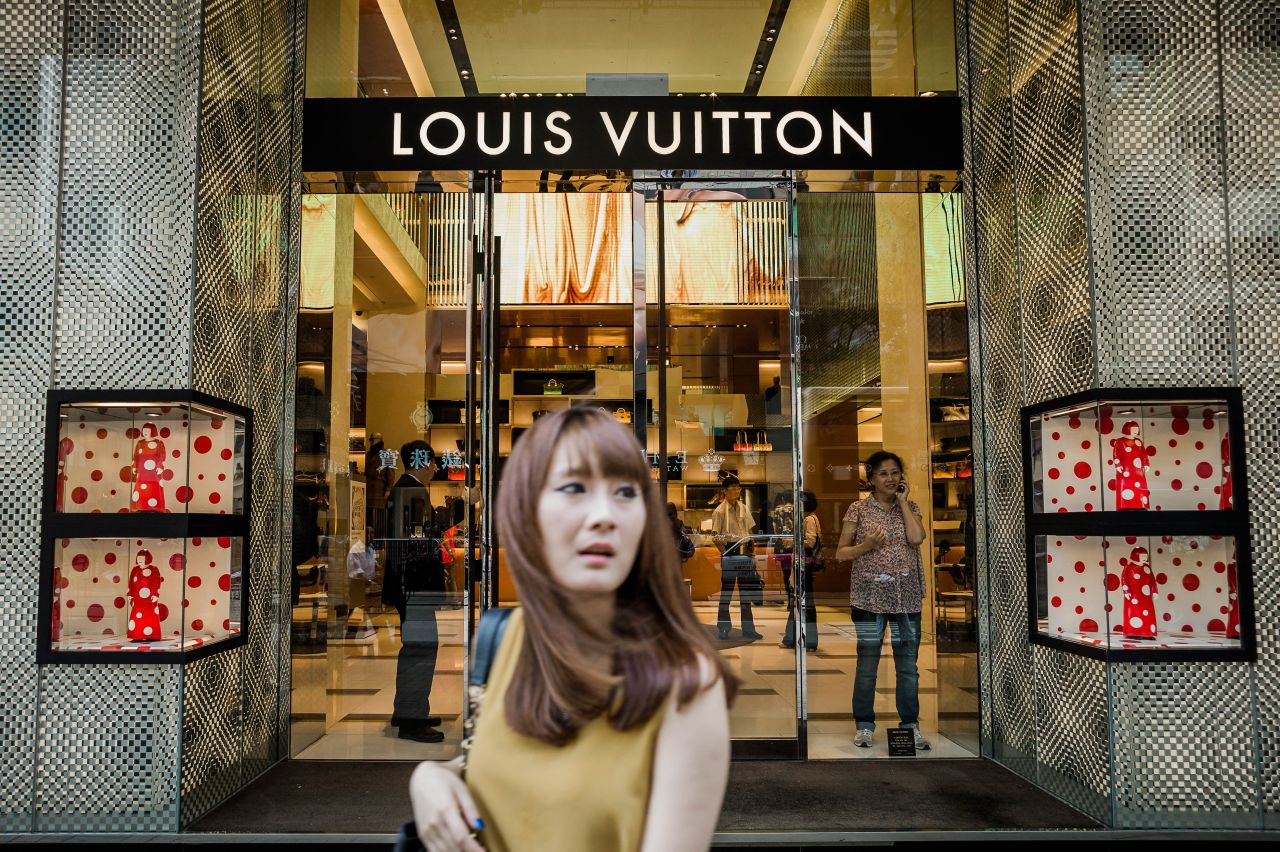 Chinese consumers overtook Americans in December 2012 as the biggest buyers of luxury goods in the world -- accounting for 25% of global sales through purchases at home and overseas.