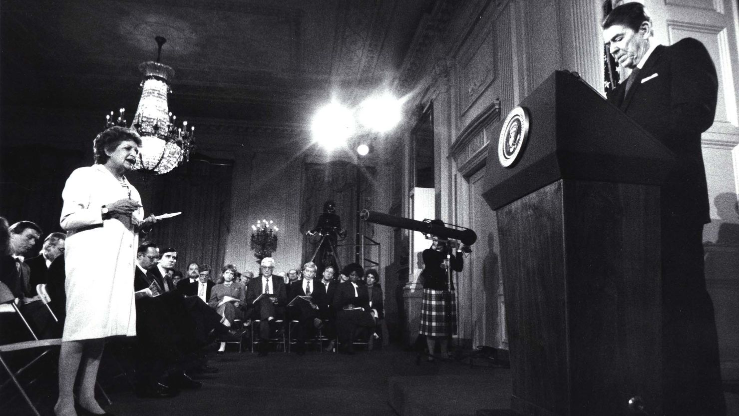 Reporter Helen Thomas questions then-President Ronald Reagan during a press conference at the White House in March 1987.