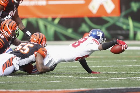 Hakeem Nicks of the Giants stretches the ball upfield during the game against the Bengals on Sunday.