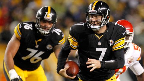 Steelers quarterback Ben Roethlisberger runs the ball in the first half against the Chiefs.