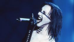 Marilyn Manson performs Disposable Teens at the 2000 AMAs