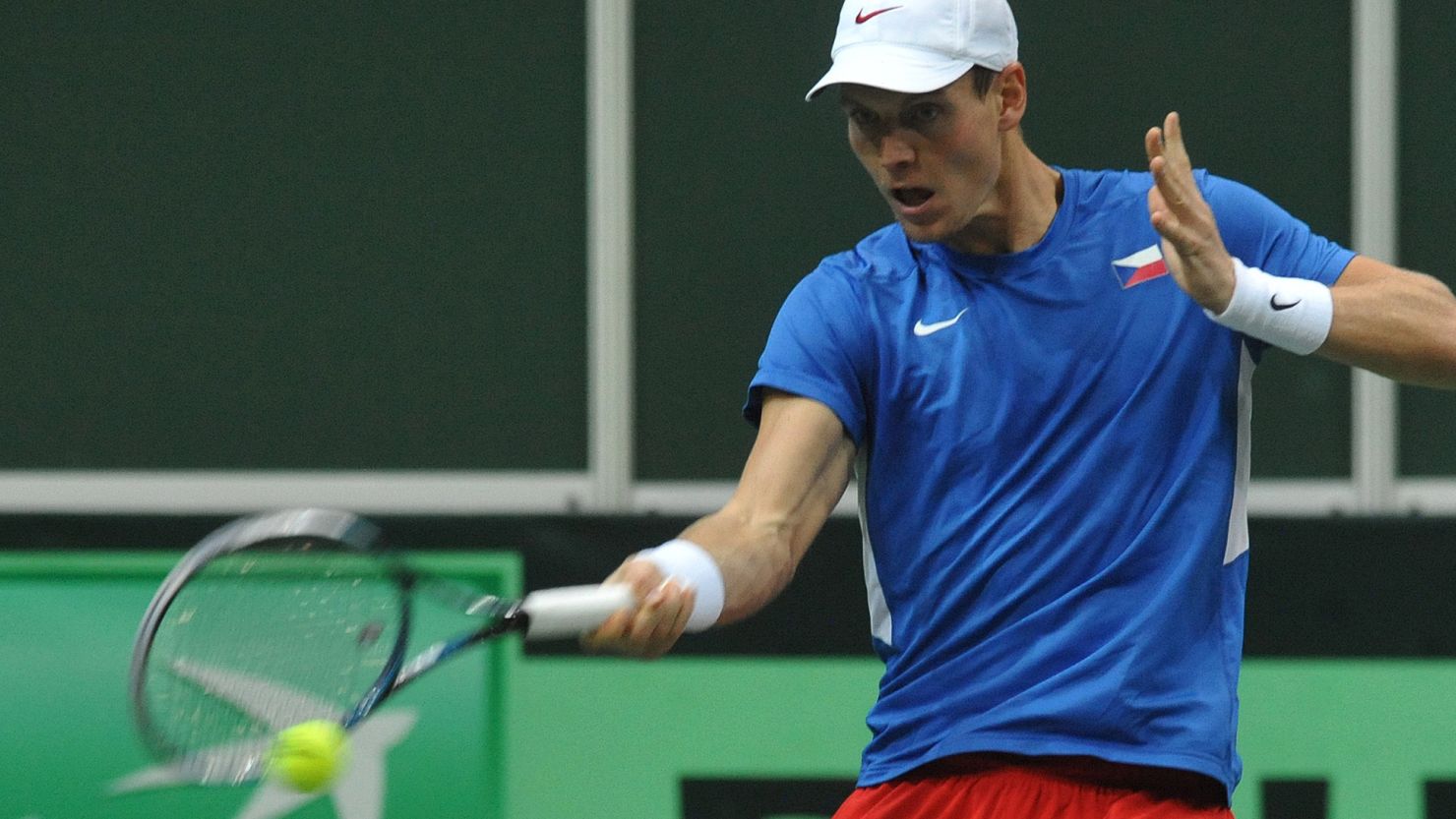 Tomas Berdych powered the Czech Republic level in the Davis Cup Final with a five set victory over Nicolas Almagro.