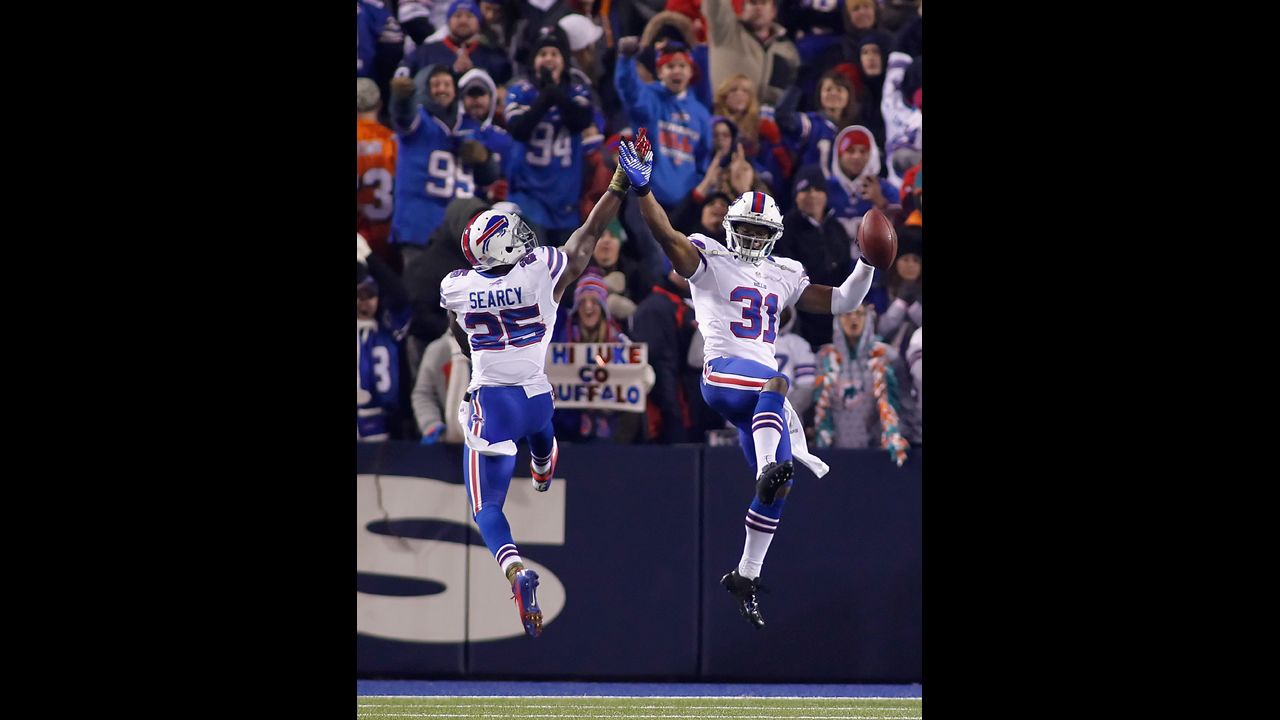 Jairus Byrd, right, and Da'Norris Searcy of the Buffalo Bills celebrate Byrd's fourth-quarter interception.