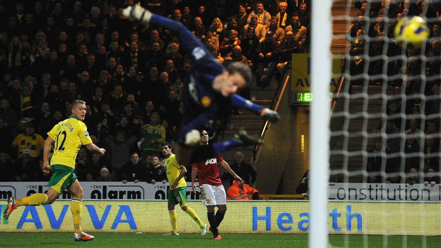  Norwich midfielder Anthony Pilkington heads the winning goal past Manchester United goalkeeper Anders Lindegaard.