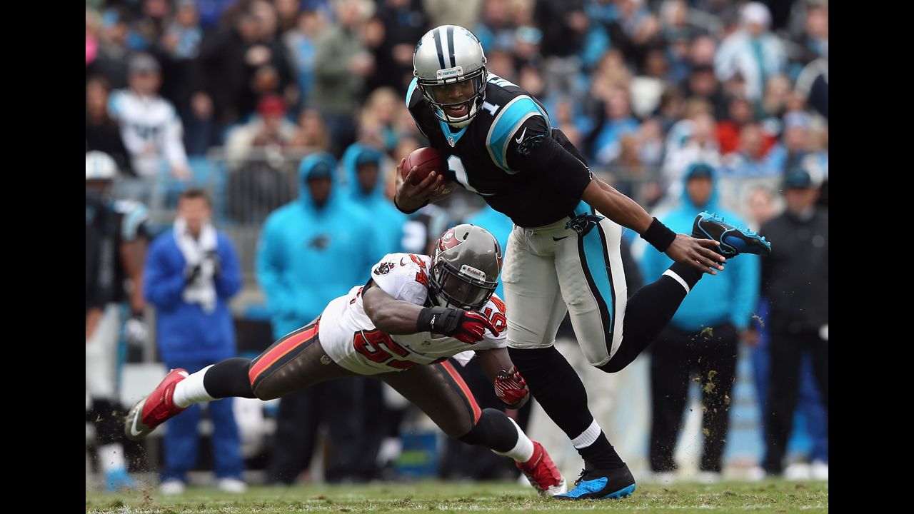 Cam Newton of the Panthers scrambles away from Lavonte David of the Buccaneers on Sunday.