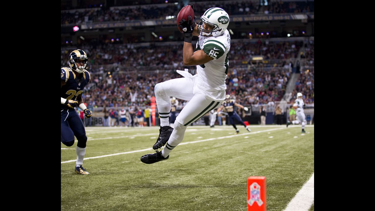 Wide receiver Chaz Schilens of the Jets falls toward the goal line after making a leaping catch against the Rams on Sunday.