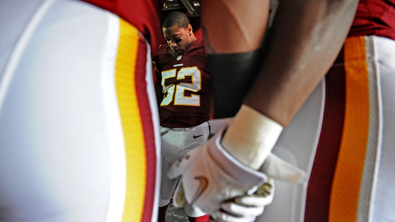 Linebacker Keenan Robinson of the Redskins prays with teammates before playing the Eagles on Sunday.