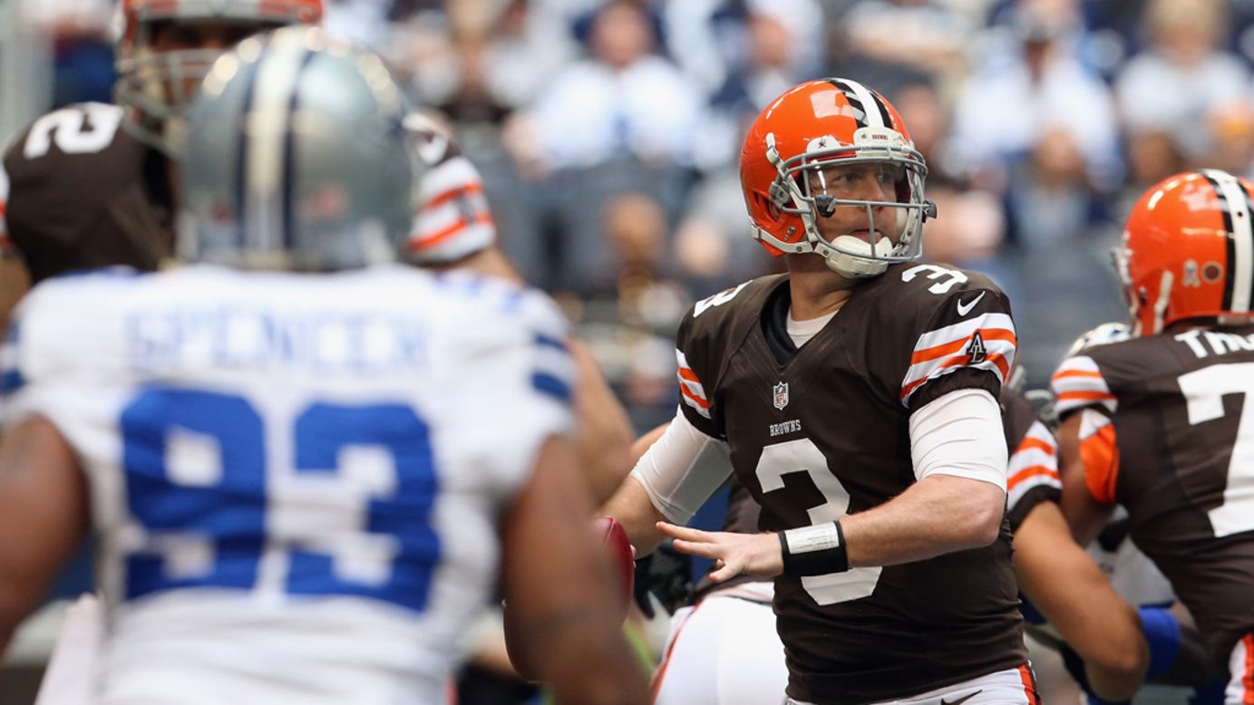 Brandon Weeden of the Browns throws against the Cowboys on Sunday.