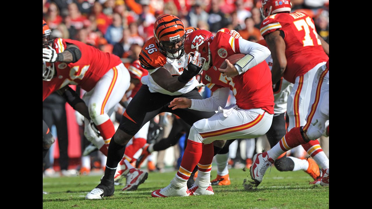 Defensive end Carlos Dunlap of the Bengals sacks quarterback Matt Cassel of the Chiefs during the first half on Sunday.