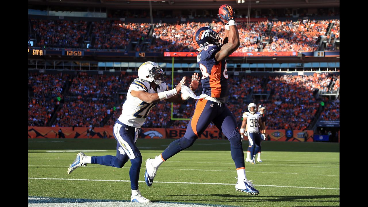 Demaryius Thomas of the Broncos makes a 13-yard touchdown reception against Antoine Cason of the Chargers in the second quarter on Sunday.
