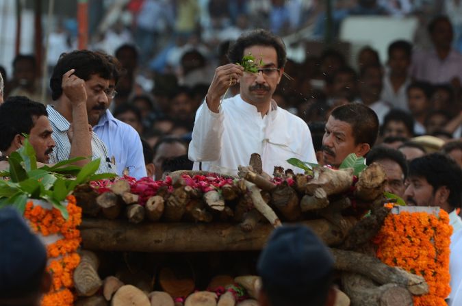 Uddhav Tahckeray (C) performs the last rites of his father, Bal Thackeray during the funeral ceremony in Mumbai on Sunday.