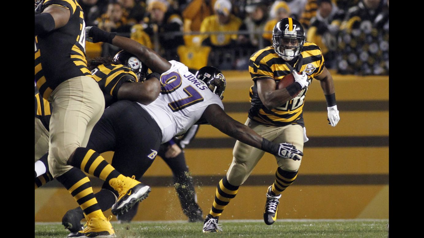 Jonathan Dwyer of the Pittsburgh Steelers rushes against the Baltimore Ravens on Sunday.