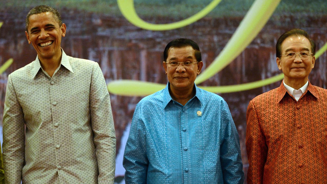 President Barack Obama (L) with Cambodian PM Hun Sen (C) and Chinese Premier Wen Jiabao at the ASEAN/ East Asian Summit.