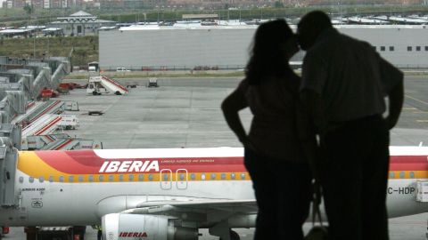 A couple kiss at Barajas airport in Madrid.