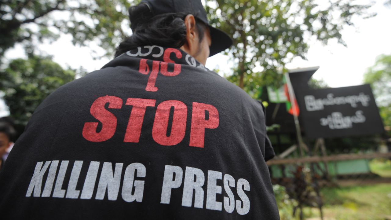 Prior to August 20, reporters could often be found wearing political T-shirts that said "Stop killing press."