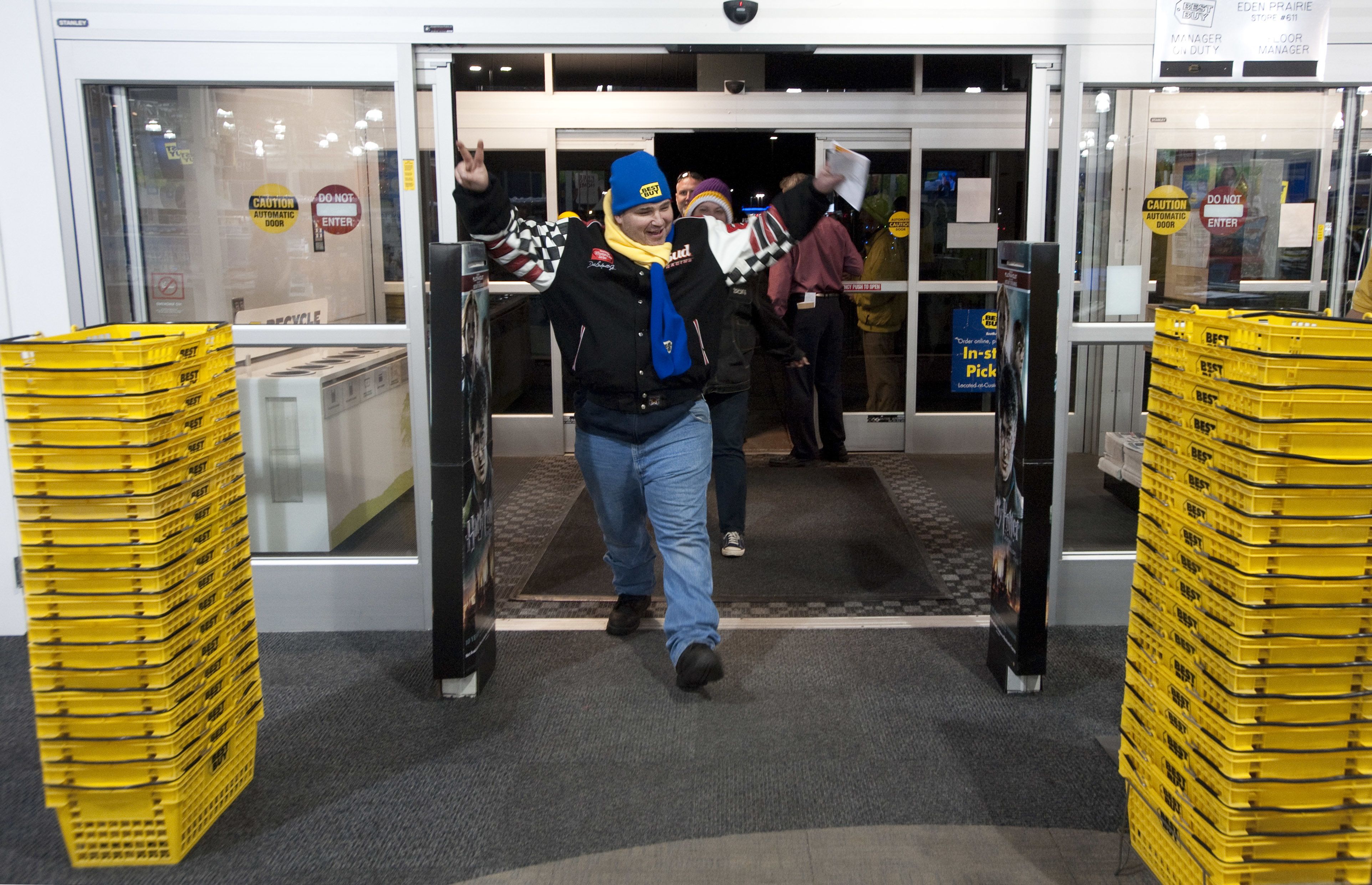 Best Buy Worker Calls Out Customers Standing Outside Door