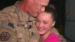 kvvu pkg soldier surprises daughter_00014102