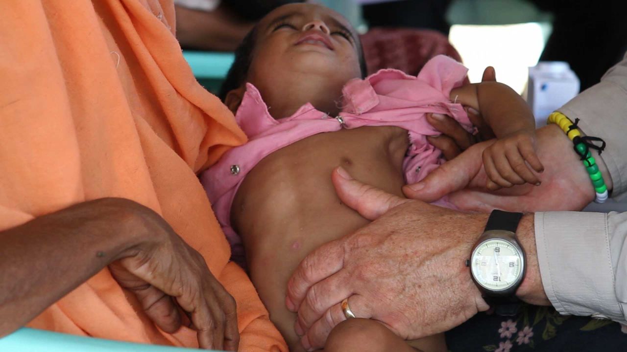 Respiratory tract infections, diarrhea and malnutrition are on the increase as refugees in the camps have no access to hospitals and get no medical care. A small number of volunteers visit on an occasional basis, but they tell us there is no way they can see everyone who needs help.