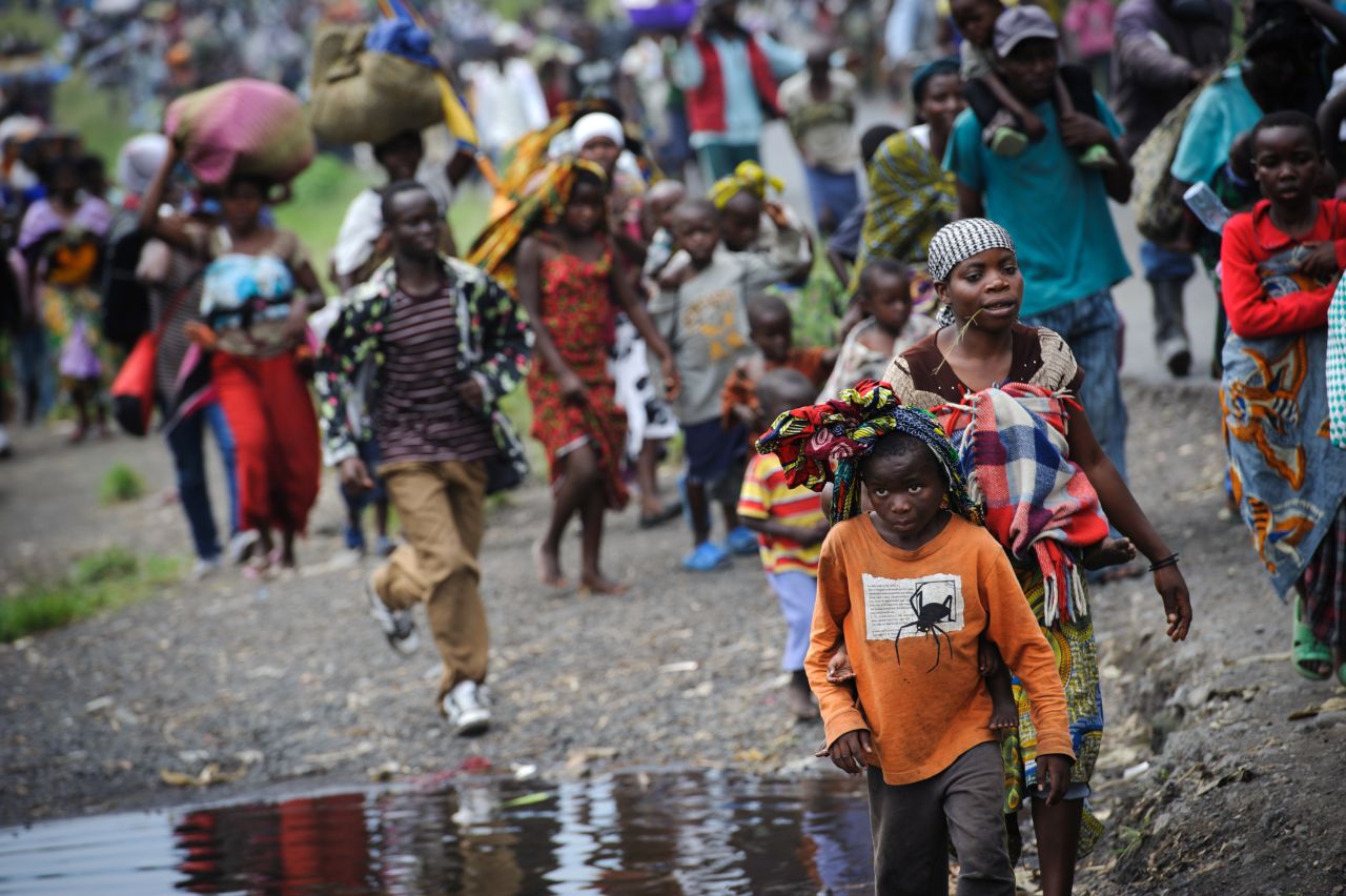Thousands of Congolese flee the town of Sake, 26km west of Goma, on November 22, 2012.