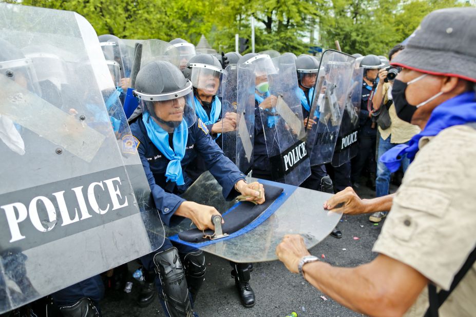 Protesters battle police on Saturday. The Siam Pitak group, which sponsored the protest, cited alleged government corruption and anti-monarchist elements within the ruling party as grounds for the protest.