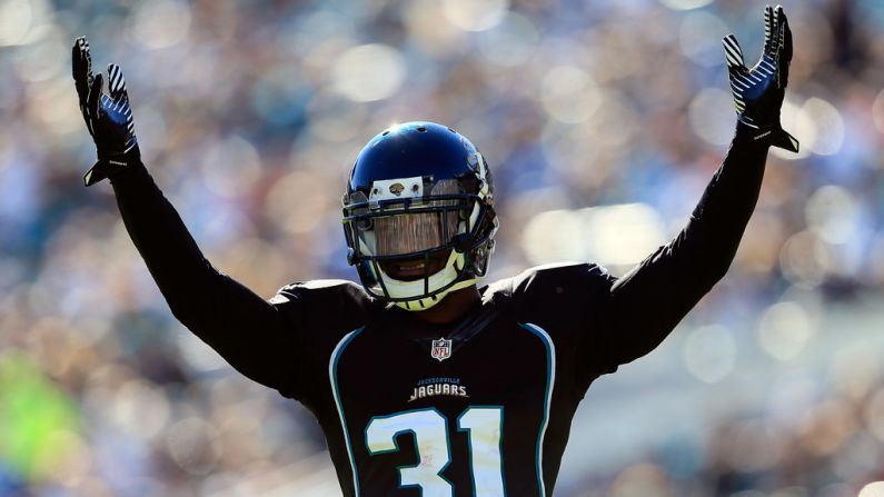 Aaron Ross of the Jaguars raises his arms against the Titans on Sunday.