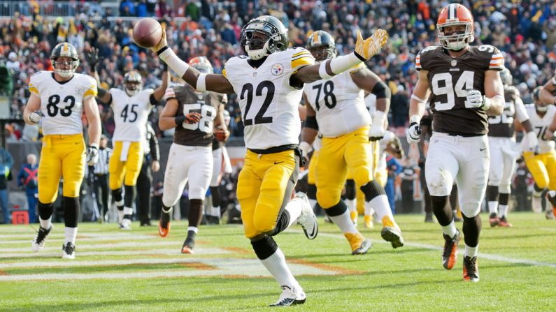 Running back Chris Rainey of the Pittsburgh Steelers runs in a touchdown to take the lead in the final seconds of the first half against the Cleveland Browns at Cleveland Browns Stadium on Sunday.