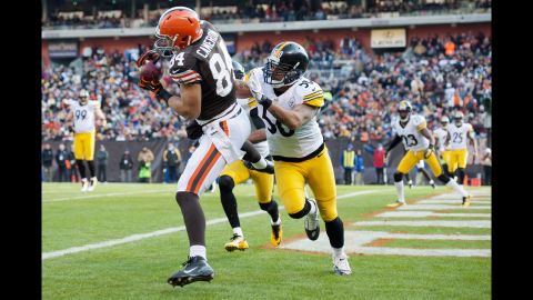 Tight end Jordan Cameron of the Browns catches a pass for a touchdown while under coverage from inside linebacker Larry Foote of the Steelers on Sunday.