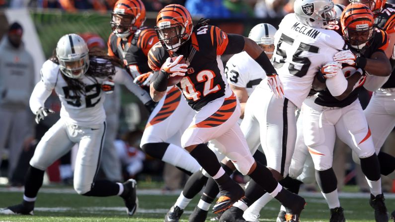 BenJarvus Green-Ellis of the Bengals runs with the ball against the Raiders on Sunday.