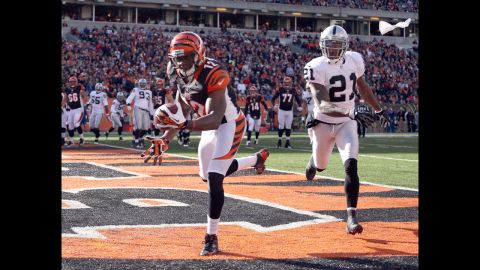 Mohamed Sanu of the Bengals catches a touchdown pass against the Raiders on Sunday.
