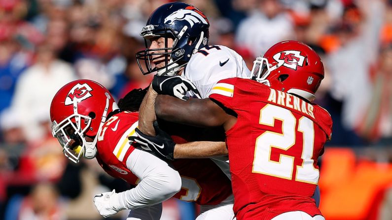 Wide receiver Brandon Stokley of the Broncos makes a catch as free safety No. 23 Kendrick Lewis and cornerback No. 21 Javier Arenas of the Chiefs defend on Sunday.