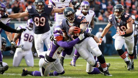 Michael Bush of the Bears scores a touchdown against the Vikings on Sunday.