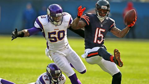 Brandon Marshall of the Bears runs after a catch as No. 50 Erin Henderson and No. 24 A.J. Jefferson of the Vikings pursue on Sunday.