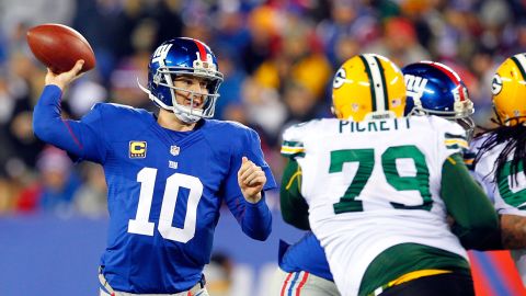 Giants quarterback Eli Manning drops back to pass against the Packers.