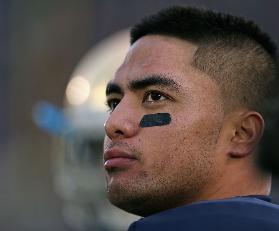 Football star Manti Te'o fell for a woman online who apparently never existed. 